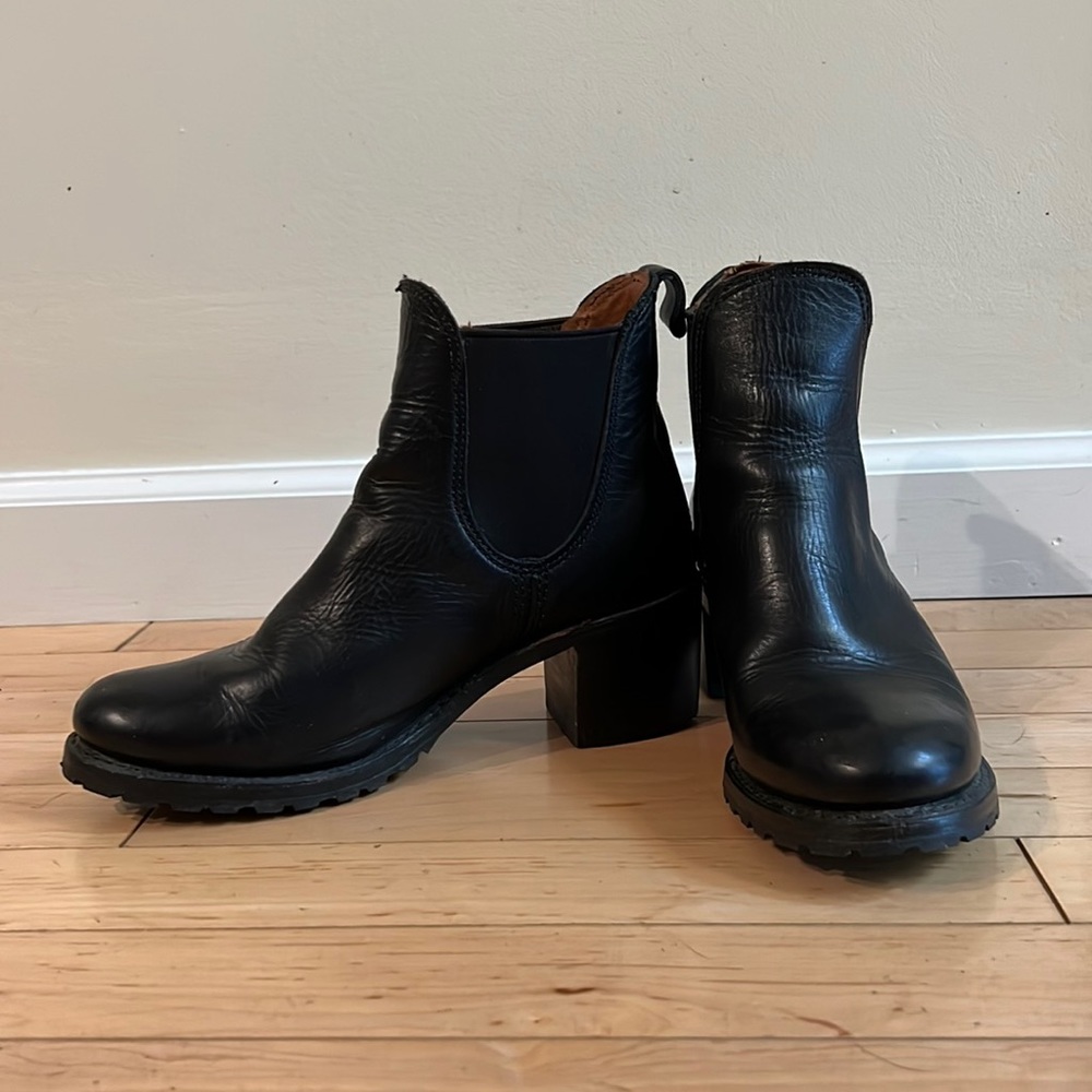 Frye Sabrina Chelsea boot, black, size 9.5